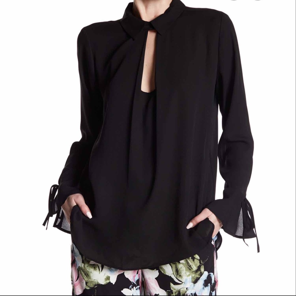 2/40🌸NWOT Vince Camuto Flare Cuff Blouse Black
